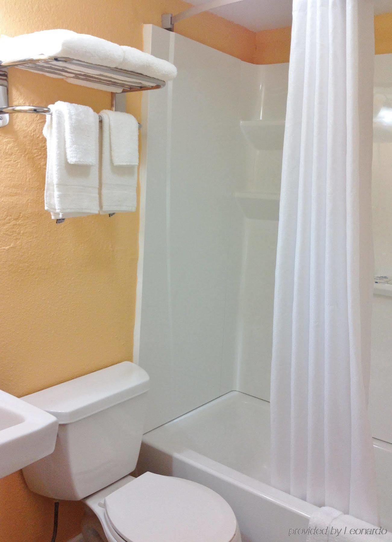 Media Inn & Suites エクステリア 写真