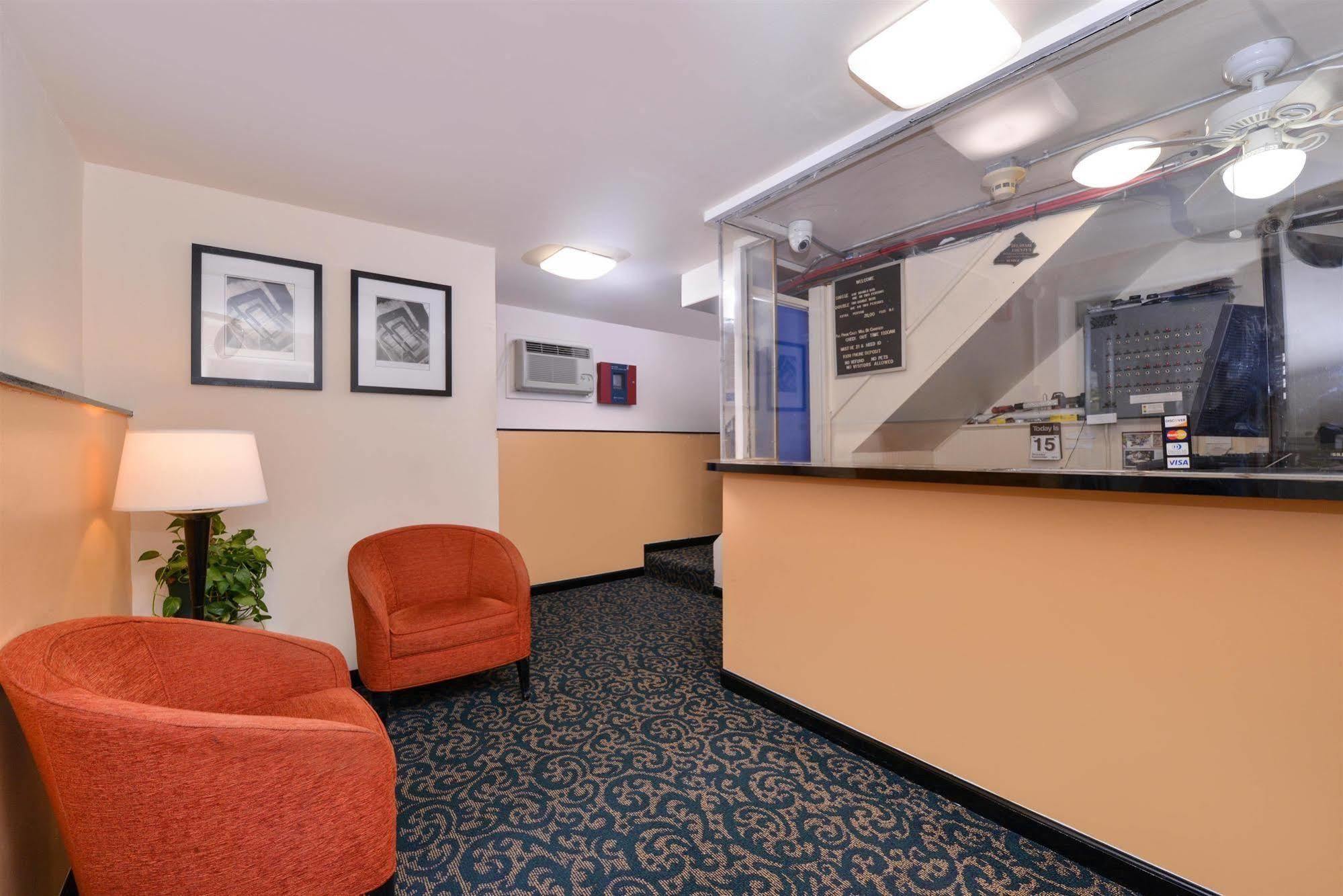 Media Inn & Suites エクステリア 写真